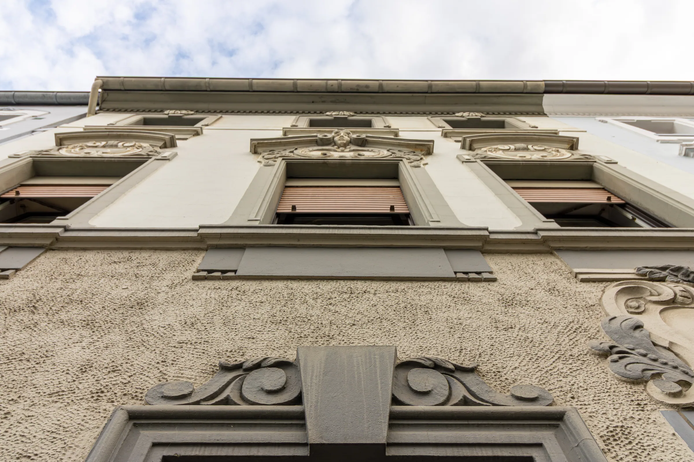 Gründerzeitfassade mit Stuckornamenten, von unten gesehen